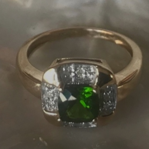 Green peridot and diamond 10kt Gold Ring - Picture 6 of 6